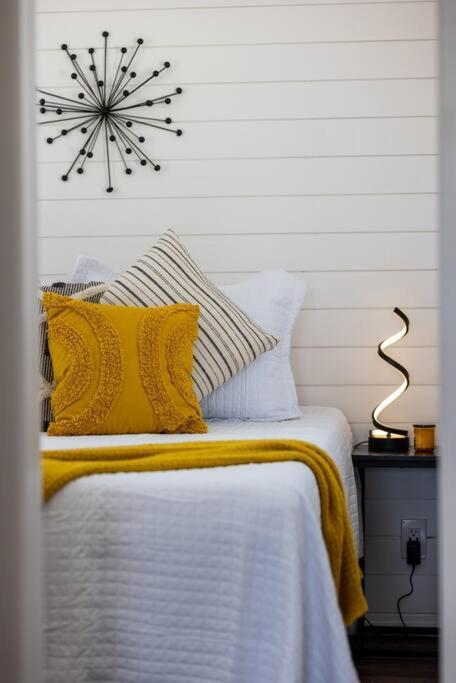 New The Yellow Beacon-Luxury Shipping Container Fredericksburg Exterior photo